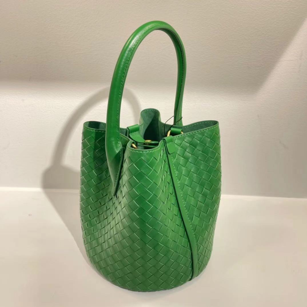 Women's Sheepskin Leather Handwoven Bucket Handbag