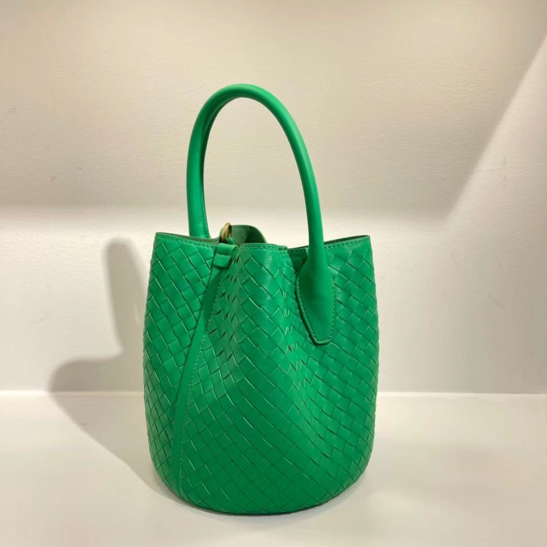 Women's Sheepskin Leather Handwoven Bucket Handbag